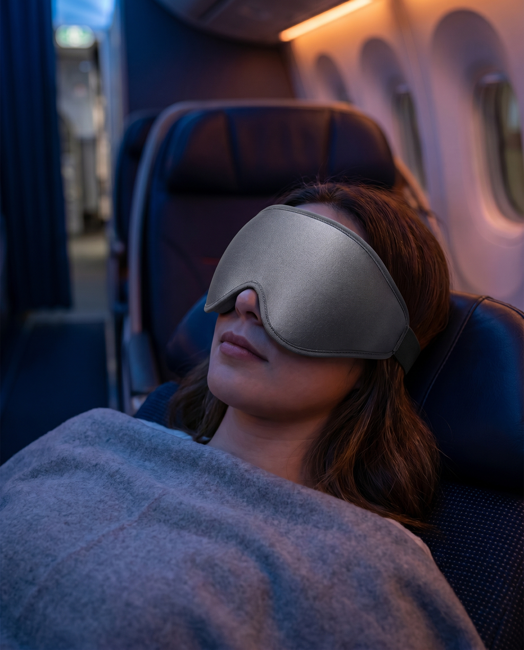 Masque de sommeil 3D Nomadly porté par un passager en avion