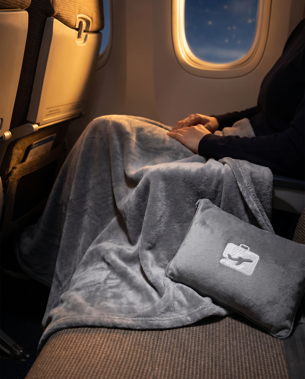 Couverture de voyage Nomadly dépliée sur les genoux d'un passager en avion