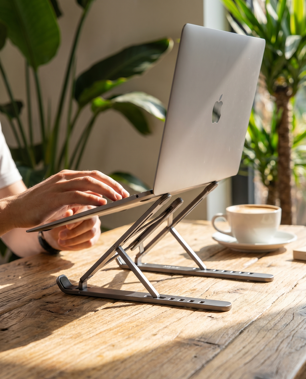 Support laptop aluminium Nomadly avec ordinateur portable, en télétravail