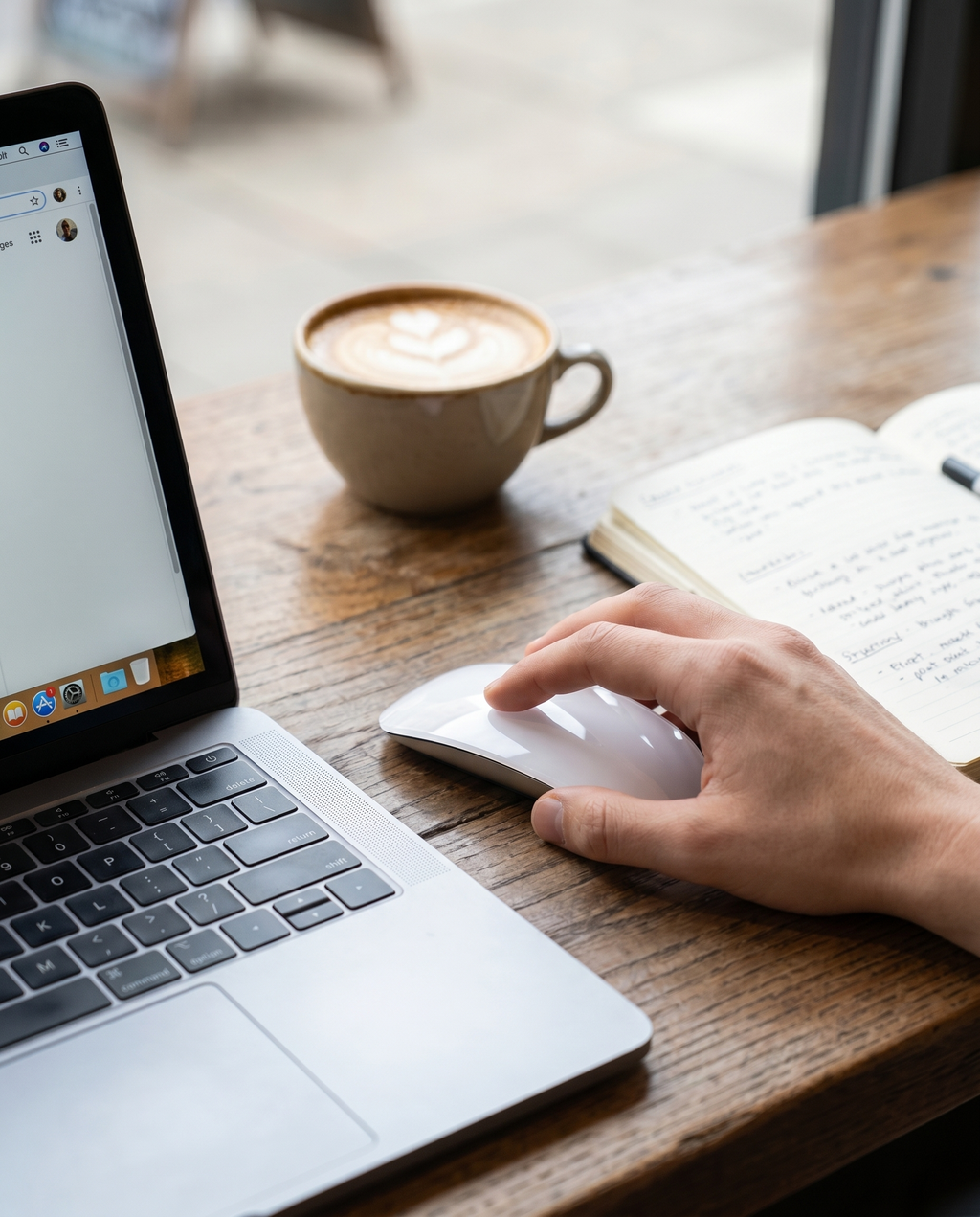 Souris de voyage sans fil Nomadly sur une table de café avec laptop