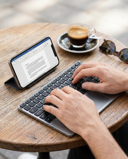 Clavier bluetooth pliable Nomadly déplié sur une table de café