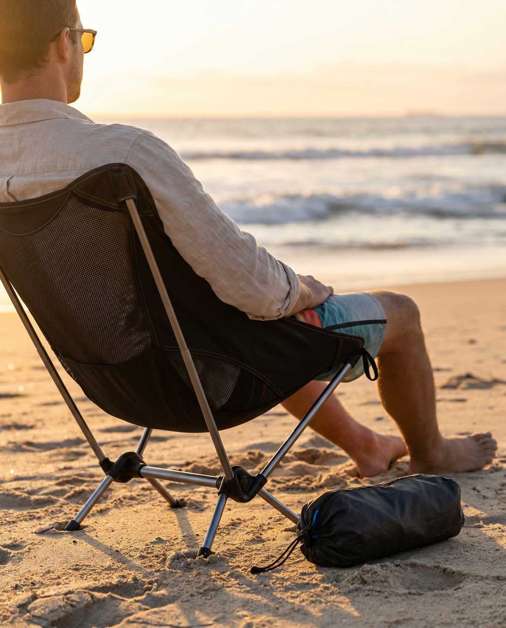 Chaise de camping pliable Nomadly installée face à la mer